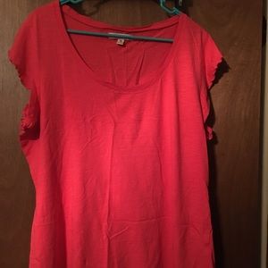 Pink tee with scalloped cap sleeves 🏵